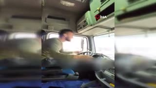 Tır şoförü direksiyonu bıraktı, ayağa kalkıp oyun oynadı
