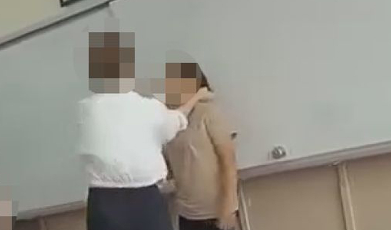 Öğretmenin tahtaya kaldırdığı öğrencisine fiziksel ve sözlü şiddeti kamerada