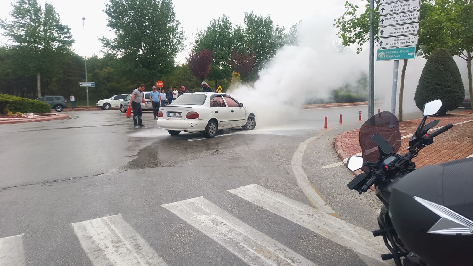 Konya’da seyir halindeki otomobil alev aldı