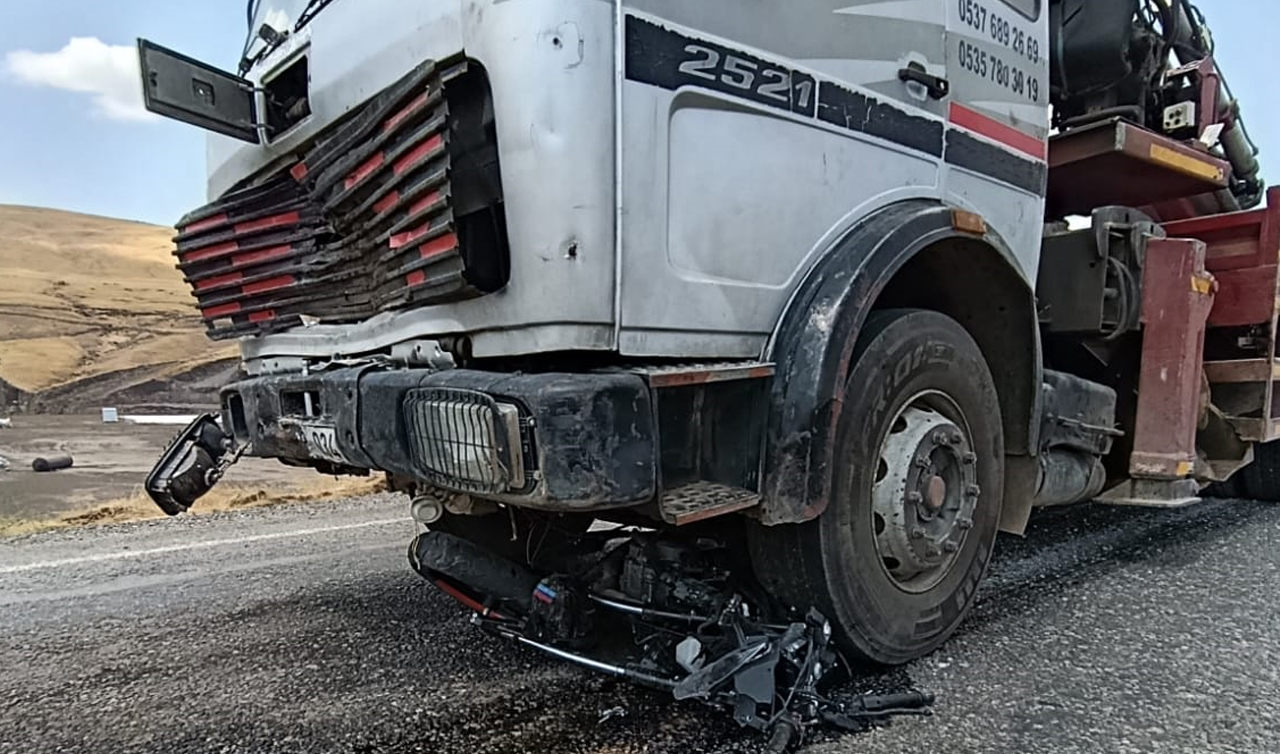 Ablasının düğün konvoyunda vinçle çarpışan motosiklet sürücüsü öldü