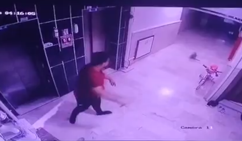 Konya’daki bir apartmanda dehşete düşüren anlar! Alıp yere attı: O anlar böyle kaydedildi 