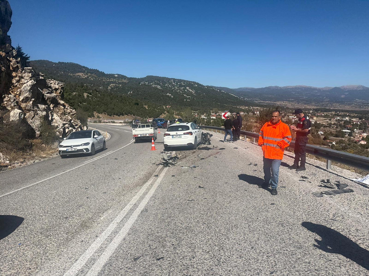 Ters yönden gelen otomobilin çarptığı motosiklet sürücüsü hayatını kaybetti: O anlar kask kamerasında