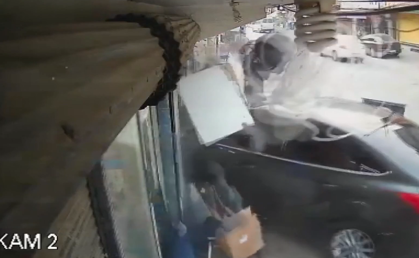 Otomobil markete girdi: Yaya kıl payı kurtuldu! O anlar kamerada