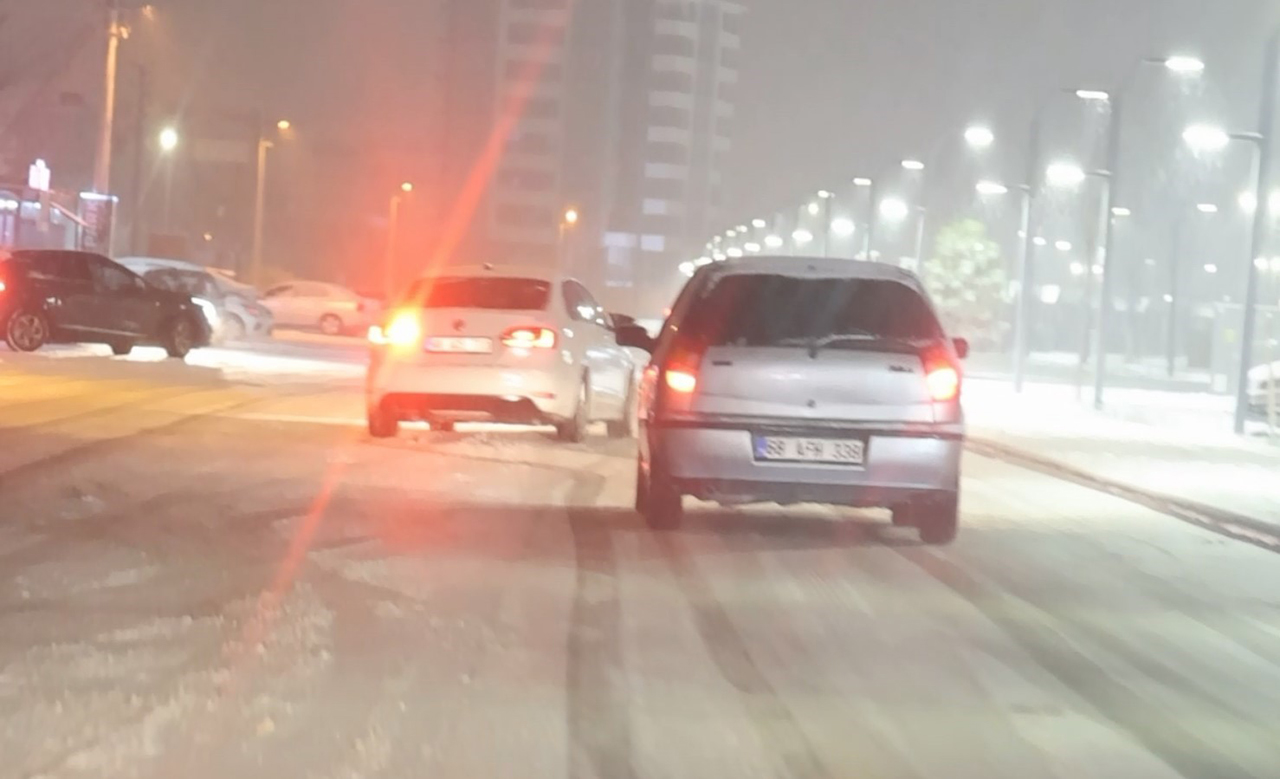 Karlı yolda drift atan sürücülerin tehlikeli anları kamerada