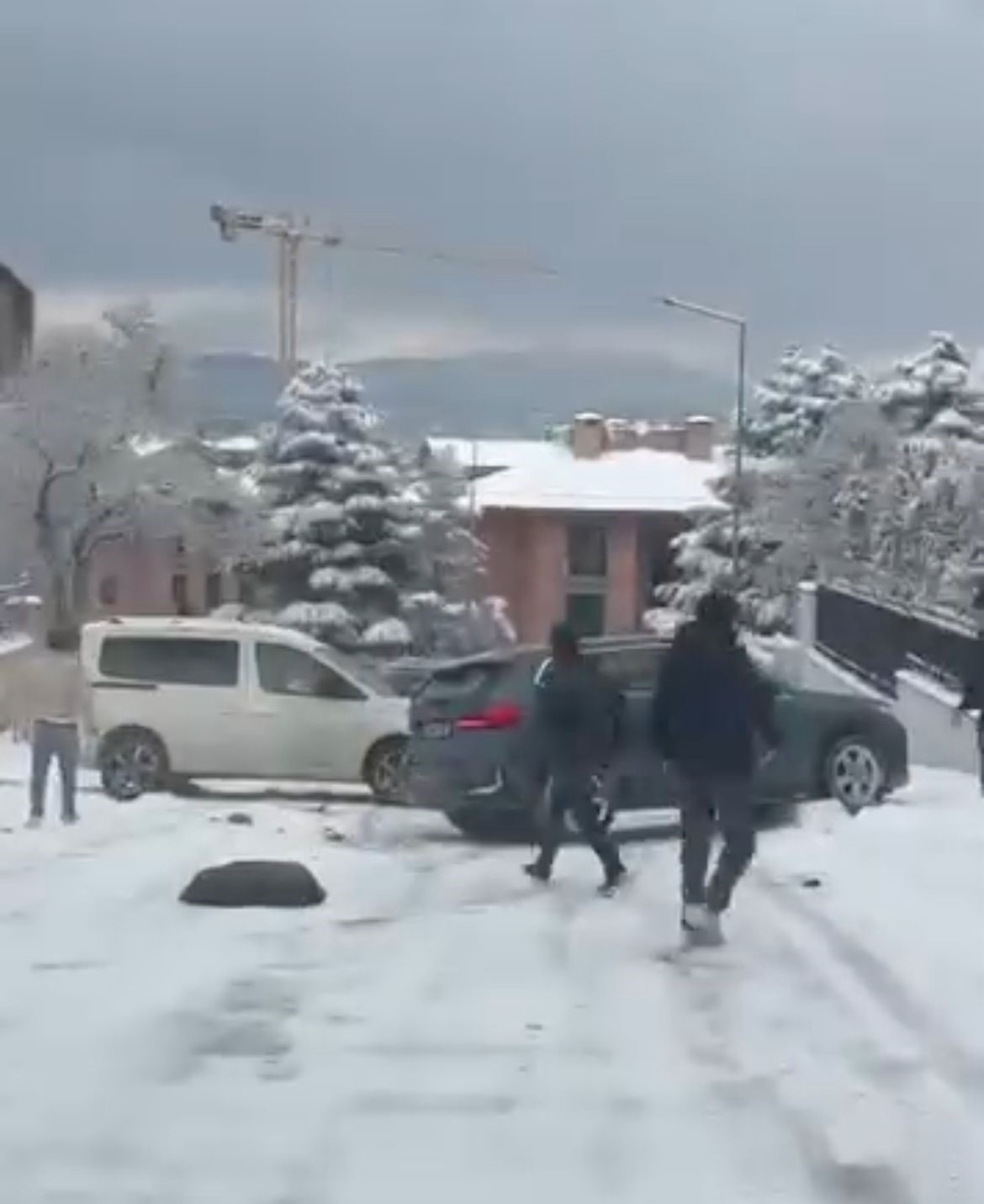 Korku dolu anlar: Kayan araç vatandaşların arasına daldı