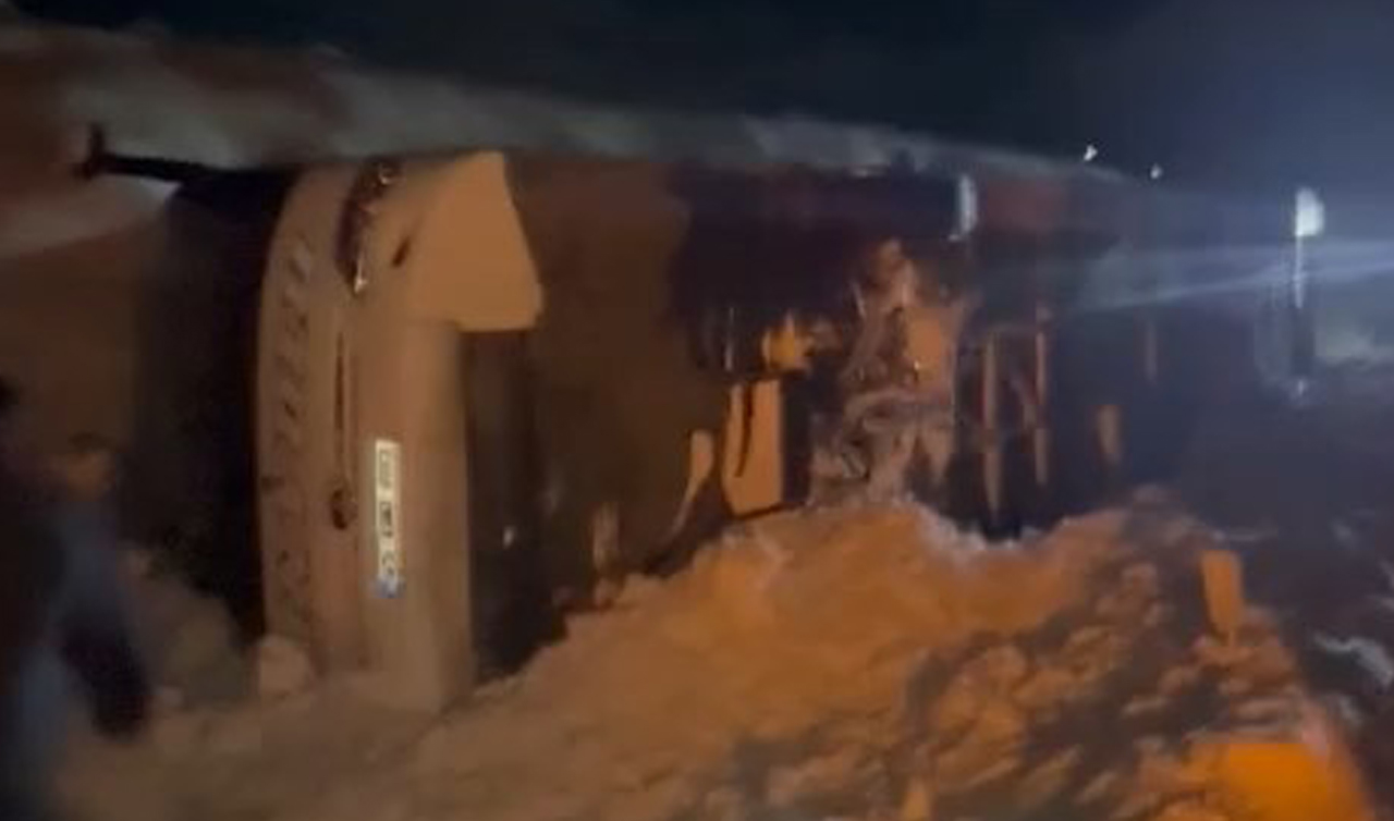 Otobüs buzlu yoldan şarampole yuvarlandı: O anlar kamerada