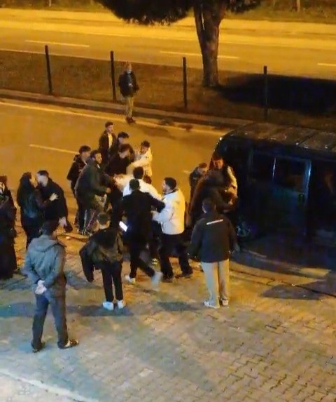 Asker eğlencesinde yumruklar havada uçuştu