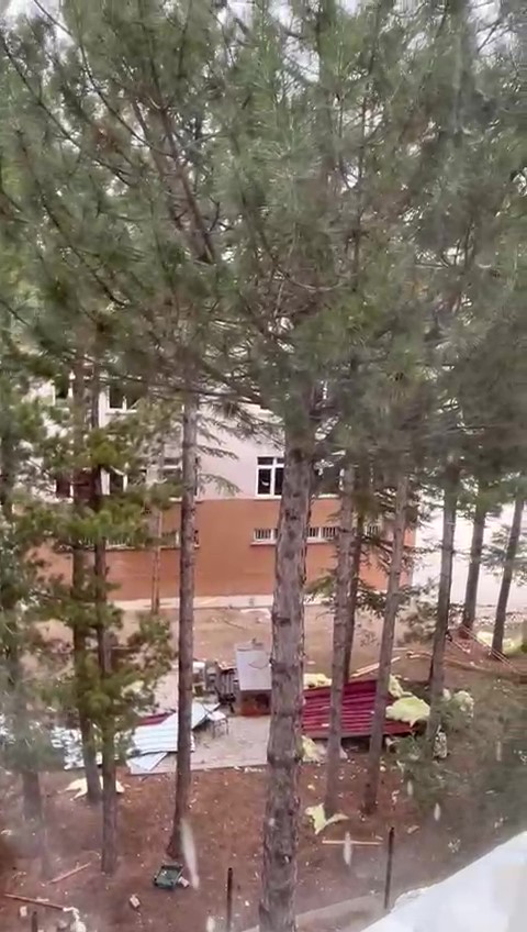 Konya’daki bir ilçede şiddetli fırtına! Okullar tatil edildi