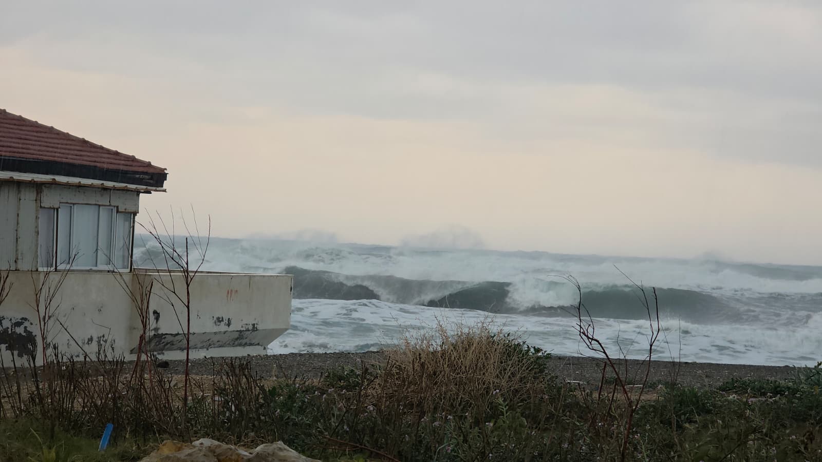 Hortum çıktı, denizde dev dalgalar oluştu! O anlar kamerada