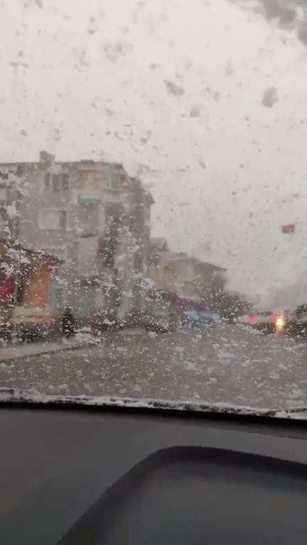 Konya’da lapa lapa kar yağışı: İlçe beyaza büründü