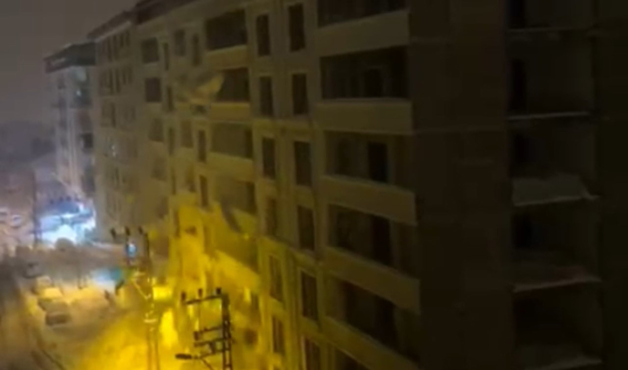 Çatıdan düşen kar kütleleri enerji hattını kopardı