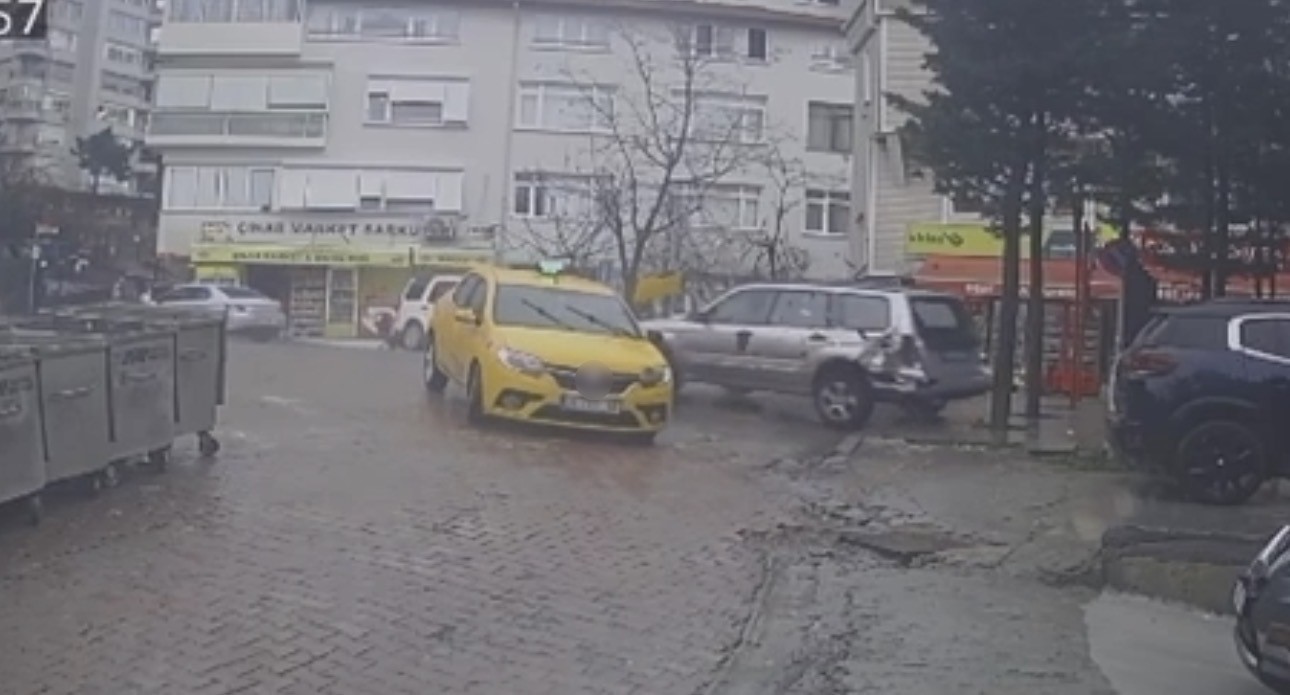 Geri vitesteyken fren yerine gaza bastı: O anlar kamerada