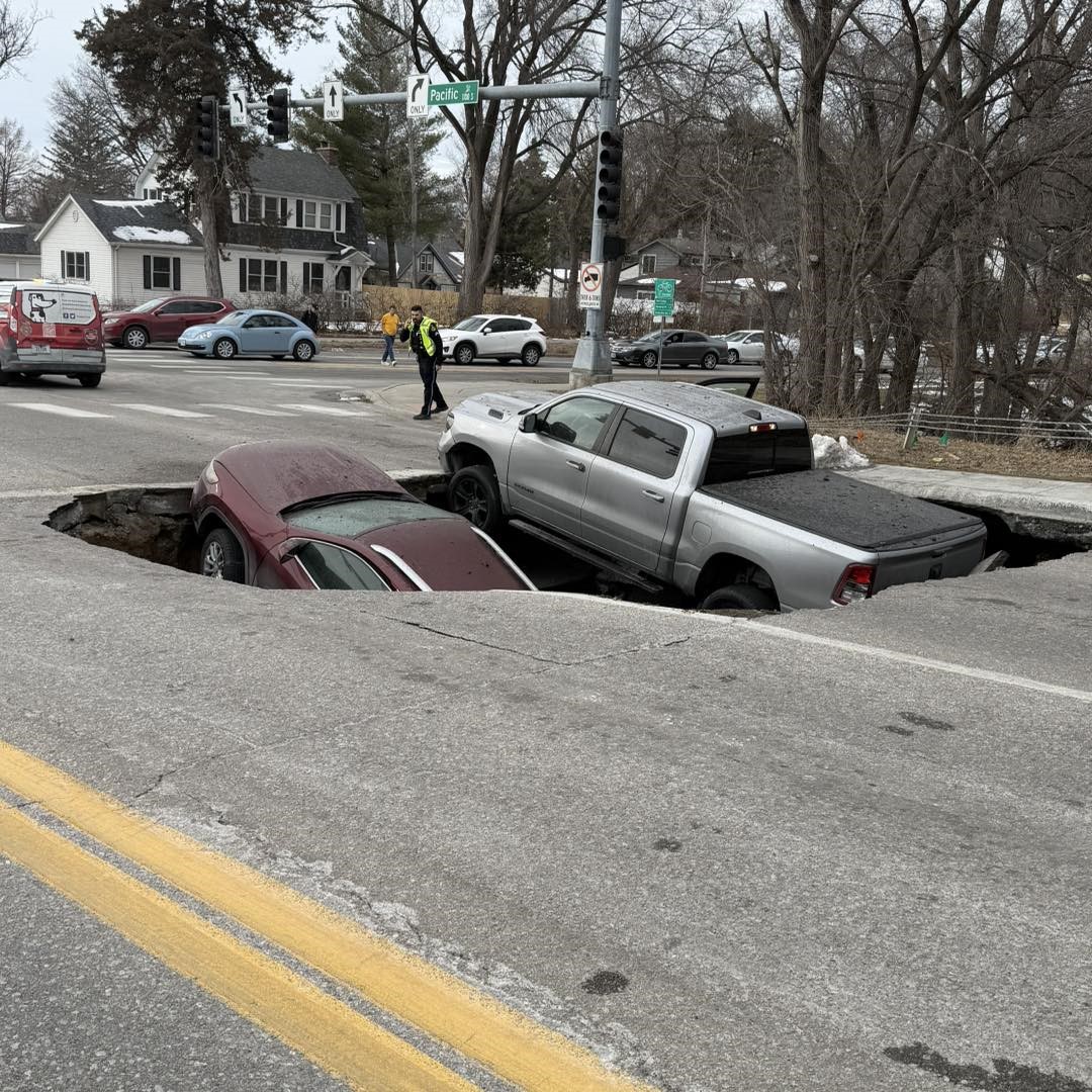 Kırmızı ışıkta yol çöktü, iki araç çukura gömüldü