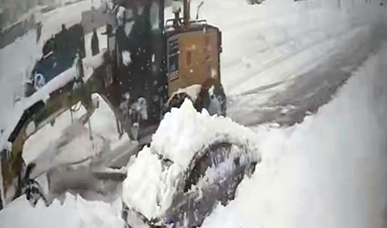 İş makinesi yol temizliği yaptığı sırasında kara gömülen otomobile çarptı