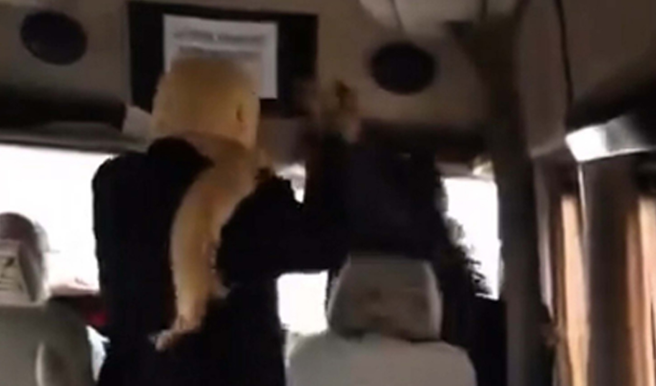 Minibüste kadınların ’sigara içme’ kavgası kamerada